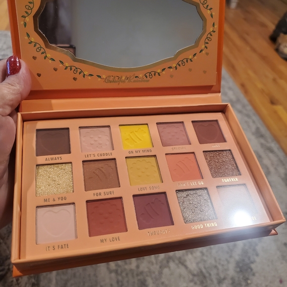 Cosmetics - Picture 15 of 16